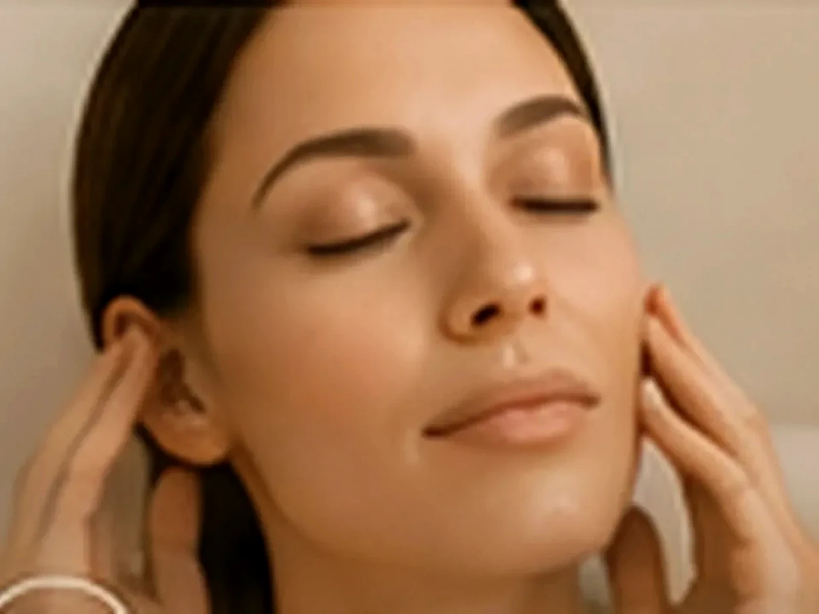 Cuidado facial profesional con piel sana y aspecto natural
